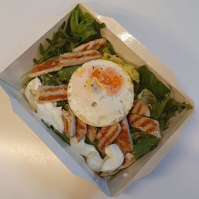 Салат с куриной грудкой и яйцом в Рент кафе по цене 390 ₽