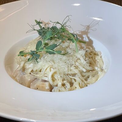 Сливочно-лимонная паста с гребешком и крабомв Марлин по цене 2290 ₽