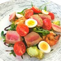 Салат с тигровыми креветками и тунцом в Tempo Della Pizza