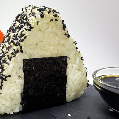 Онигири с курицей в Rollstreet по цене 320 ₽