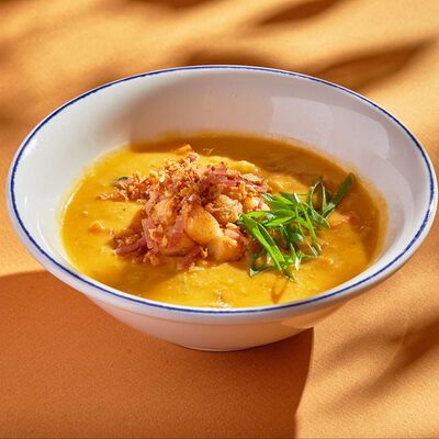 Чечевичный суп с копчёной рулькой в Munhell по цене 710 ₽