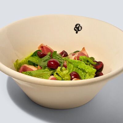 Салат с утиной грудкой и хурмой в Masa Madre по цене 1100 ₽