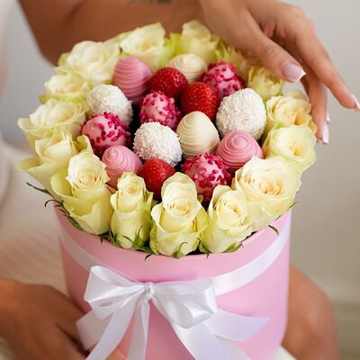 Шляпная коробка клубники в шоколаде и белыми розами №6 в SOK - клубника в шоколаде по цене 5990 ₽