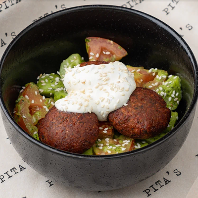 Салат с авокадо и фалафелем в Pita's по цене 400 ₽