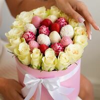 Шляпная коробка клубники в шоколаде и белыми розами №6 в SOK - клубника в шоколаде