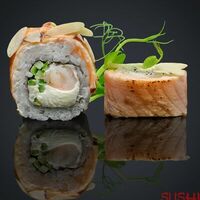 Опалённый лосось с креветкой в Sushi Boom