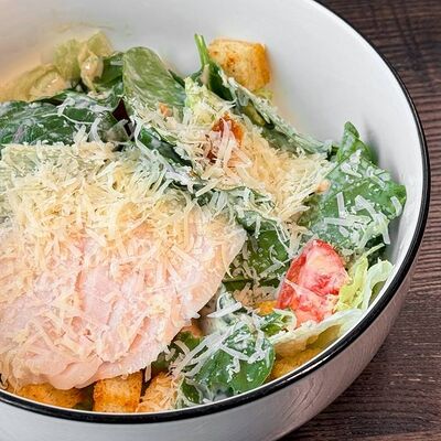 Салат с курицей су-вид и соусом Цезарь в Гости, бистро по цене 570 ₽