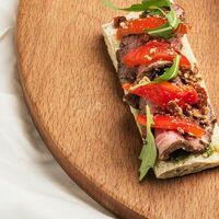 Брускетты с ростбифом в La vino