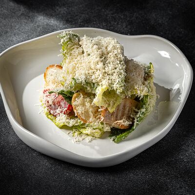 Цезарь с курицей в Everest continental по цене 1200 ₽