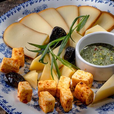 Тарелка любимых кавказских сыров в Хачапури Марико по цене 650 ₽