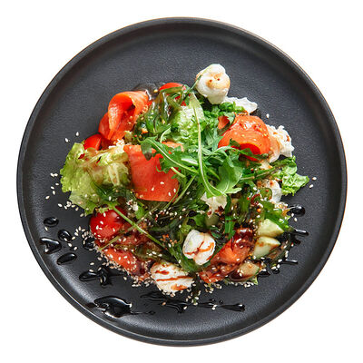 Салат с форелью и творожным сыром в PokeWoke по цене 610 ₽