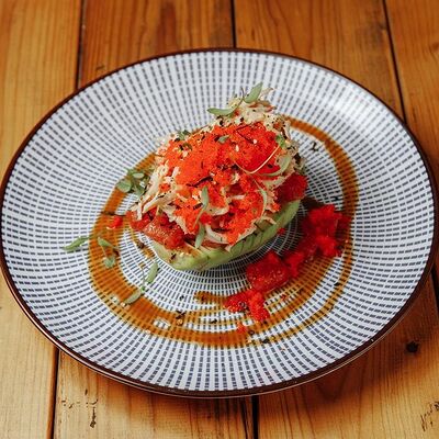 Салат с крабом и авокадо в Эбби Noodles & Sushi Bar по цене 560
