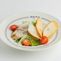 Цезарь с курицей в Бюро Бургеры и Бар