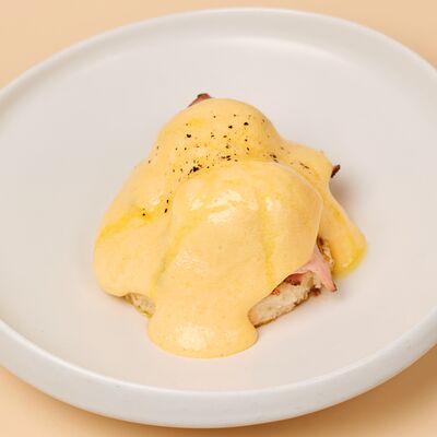 Бенедикт с пастрами из индейки в Kalabasa по цене 1363 ₽