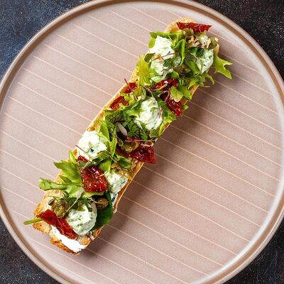 Брускетта с вялеными томатами и муссом из авокадо в Макароны по цене 550 ₽