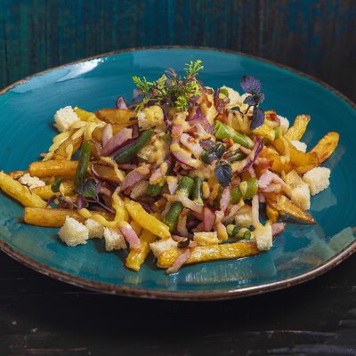 Салат с обжаренным картофелем, беконом, фасолью, гренками и заправкой в Длинный нос по цене 500 ₽