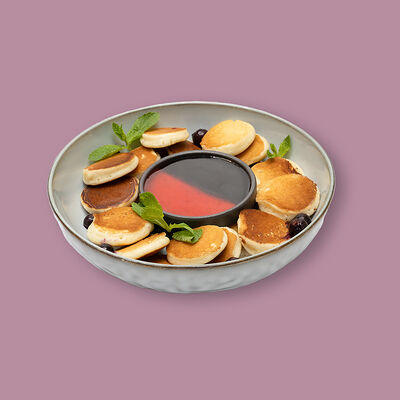 Мини панкейки с шоколадной пастой и клубничным топпингом в Додома по цене 420 ₽