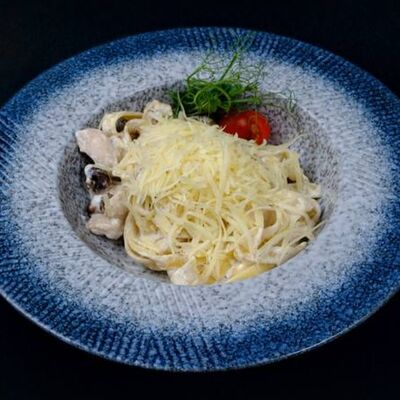 Фетучини с куриной грудкой и шампиньонамив Cartel по цене 488 ₽