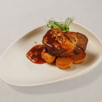 Буженина с молодым картофелем и хрустящим луком в Мука и Фартук по цене 744 ₽