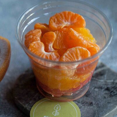 Грейпфрут, апельсин, мандарин в стаканчике в Svekla Catering по цене 210 ₽