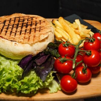 Турецкий бургер со свининой в Мангал Кебаб по цене 520 ₽