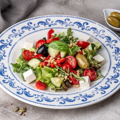 Овощной салат с домашним сыромв Русская усадьба по цене 630 ₽