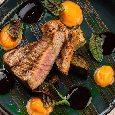 Стейк из тунца в Омар Хайям по цене 800 ₽