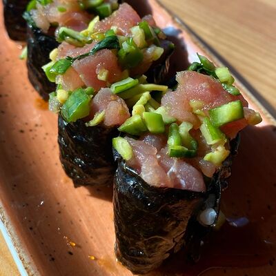 Суши с тунцом в Sofa&par по цене 220 ₽