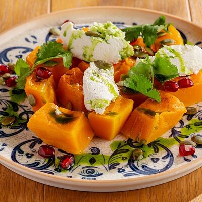 Тыква печеная с домашним сыром и соусом из петрушки в Russo Italiano по цене 650 ₽