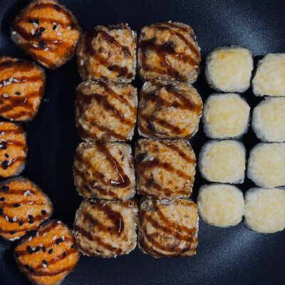 Запеченный набор Домино в Uchu Sushi Yaki по цене 1618 ₽