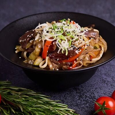 Удон с Говядинойв Rozanna по цене 699 ₽