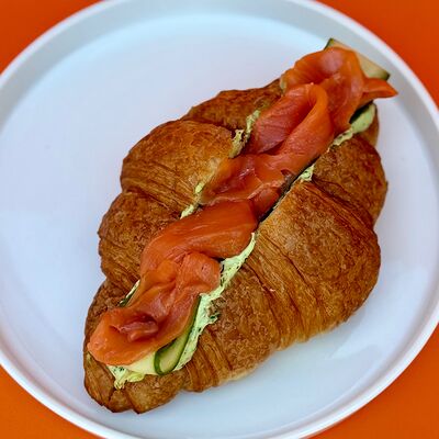 Круассан с лососем, свежим огурцом и зеленым крем-чизомв Coffeeline - кофе и еда по цене 580 ₽