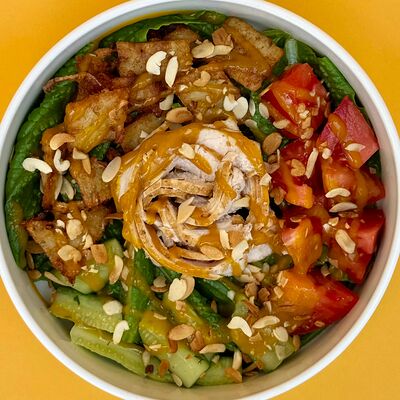 Салат с курицей и соусом Манго-Чили в Coffeeline - кофе и еда по цене 520 ₽