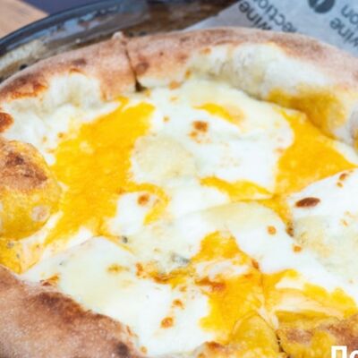 Пицца Четыре сыра в Wine Connection по цене 370 ₽