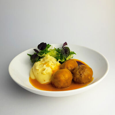 Тефтели домашние с картофельным пюре в Атмосфера по цене 780 ₽