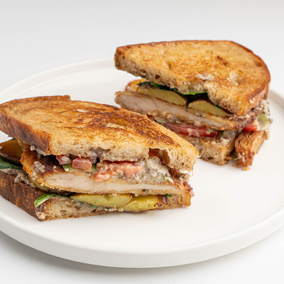 Сэндвич с цыпленком и картофелем в грибном дюкселе в Скандинавия по цене 720 ₽