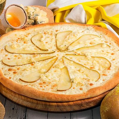 Пицца Груша с медом и Дорблю средняя в Луиджи & Тосё по цене 329