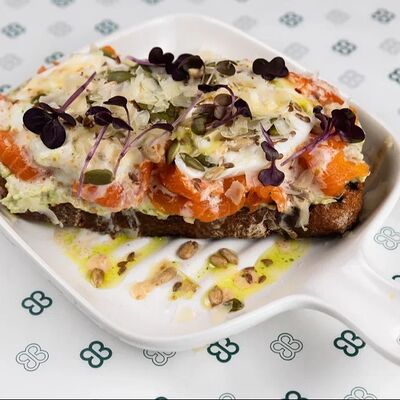 Тост с лососем, сливочным сыром и яйцом пашотв Selfish по цене 950 ₽