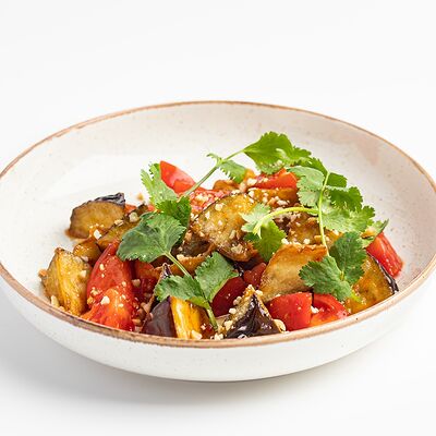 Салат с баклажанами, томатами и арахисом в Сеть семейных кафе Kitchen по цене 600 ₽