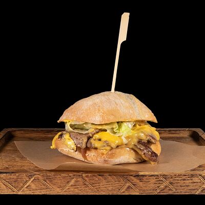 Бургер от шефа с курицей в Harats pub по цене 790 ₽