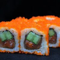 Калифорния с лососем в Shef Sushi