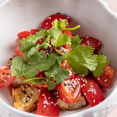 Салат из карамелизированных баклажанов, томатов и кунжута в Avgust13 по цене 990 ₽