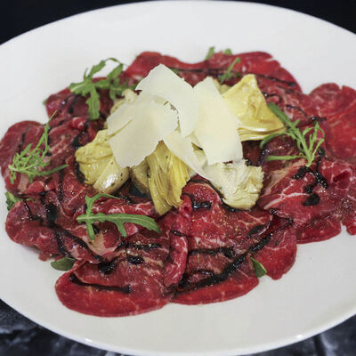 Карпаччо из телятины с руколой и артишоками в Picasso по цене 1700 ₽