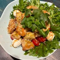 Салат с баклажаном и креветкой в La Catrina