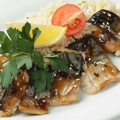 Ланч №6 Филе скумбрии под соуосм териякис отварным рисом в Максимилианс по цене 420 ₽