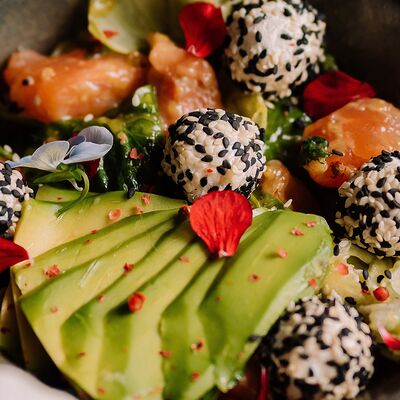 Салат с лососем и авокадо в Мама Хуана по цене 27 р.