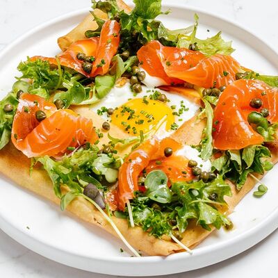 Бретонский блин с лососем и авокадов Hello Wine по цене 900 ₽