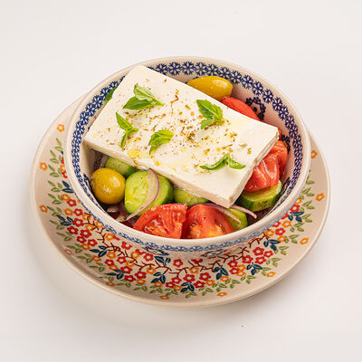 Салат из помидоров и огурцов с Брынзой в Сыроварня по цене 132000 сум