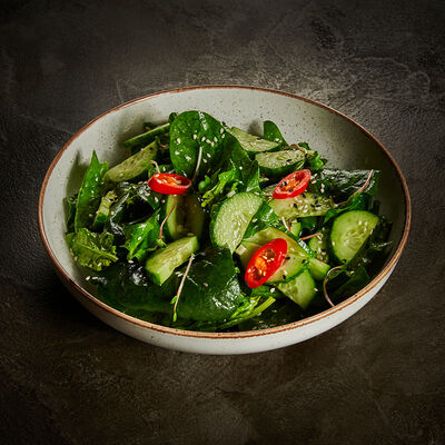 Салат из огурцов и шпината в Корчма по цене 490