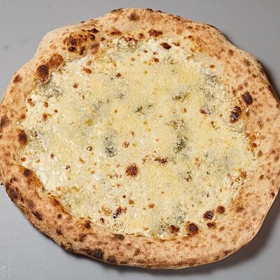 Пицца Четыре сыра в Кафе Итальянцы по цене 900 ₽